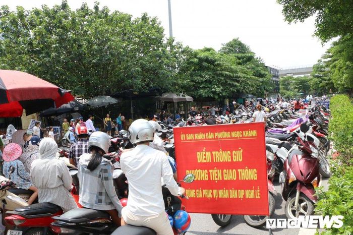  Do không gian hẹp, UBND phường Ngọc Khánh đã phải tăng cường thêm điểm đỗ xe ở làn ngoài đường Bưởi (giáp cổng chính Công viên) để đáp ứng nhu cầu người dân. Đại úy Nguyền Tiến Hưng (cán bộ Công an phường Ngọc Khánh) cho biết, từ tối 30/8 đến tối 2/9, lực lượng Công an phường phải túc trực 100% quân số để đảm bảo an ninh trật tự, phân làn giao thông tại các khu vui chơi, giải trí như Công viên Thủ Lệ. 
