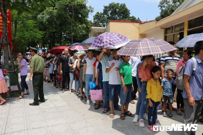  Ông Trần Thanh Tuấn (72 tuổi, Nghệ An) cho hay, năm nào cứ đến dịp Quốc khánh dù có bận việc gì, hay đi bất cứ nơi đâu ông cũng sắp xếp thời giờ để ra Thủ đô viếng Bác Hồ. “Mỗi lần viếng Lăng Bác về, được nhìn thấy Bác là tôi thấy vui và phấn khởi lắm. Tôi luôn dặn các con, các cháu cố gắng học tập và làm theo tư tưởng, đạo đức, phong cách của Hồ Chí Minh”, ông Tuấn cho hay. 