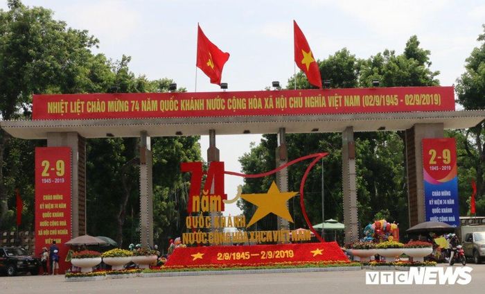 Trong ngày Tết Độc lập, cổng Công viên Thống nhất được trang trí cờ hoa rực rỡ màu sắc. 