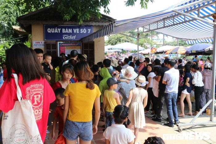  Ở cửa ngõ phía Tây của Thủ đô, từ sáng 2/9, khu vui chơi Thiên đường Bảo Sơn (xã An Khánh, huyện Hoài Đức) đã chật kín người xếp hàng mua vé thăm quan. Không chỉ ở Hà Nội, những gia đình ở các tỉnh lân cận cũng tranh thủ đưa các con đi thăm quan, chơi nhiều trò chơi đặc sắc, thú vị tại khu vui chơi này. 