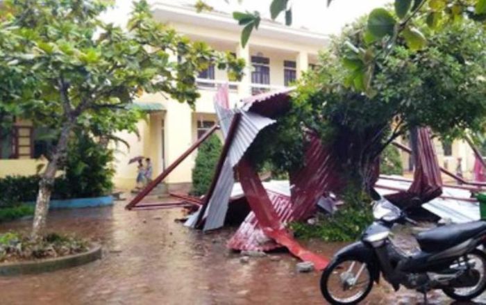 Trường tiểu học Ngọc Sơn (huyện Thạch Hà, Hà Tĩnh) bi tốc mái, hư hỏng. 