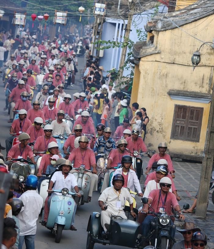 Chương trình “Xe cổ và hành trình di sản Quảng Nam” năm 2009 tại Hội An, thu hút đông đảo người xem. Ảnh: Khánh Chi