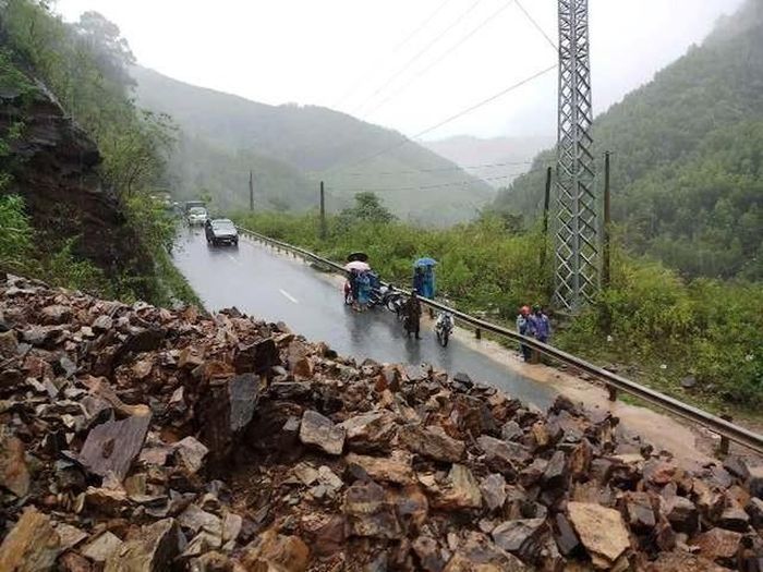 Chi cục Quản lý đường bộ II.6 cùng các đơn vị liên quan đã huy động các phương tiện, lực lượng khẩn trương khắc phục các điểm sạt lở trên tuyến đường Hồ Chí Minh.