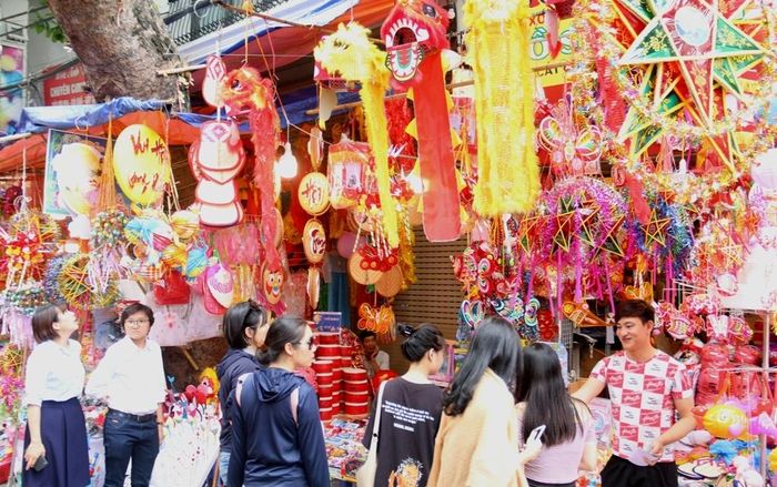 Trên con phố Hàng Mã những ngày này lúc nào cũng nhộn nhịp như trẩy hội.