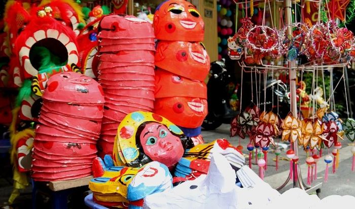  Mặt nạ làm bằng giấy với hình con vật hoặc hình chú Tễu được bán ở mức 20.000-50.000 đồng. 
