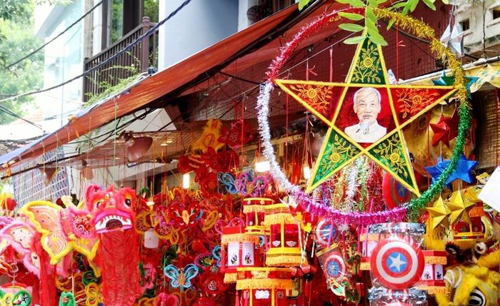 Những món đồ chơi truyền thống như đèn ông sao, đèn kéo quân, đèn lồng, đầu lân... được bày bán khá nhiều trên phố Hàng Mã