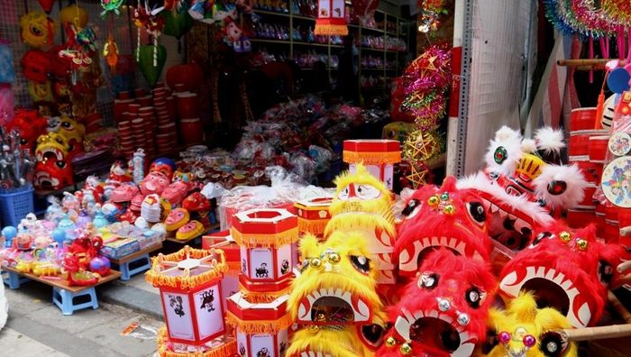 Hơn 1 tuần nữa Tết Trung thu mới về nhưng trên phố Hàng Mã tràn ngập đồ chơi Trung thu