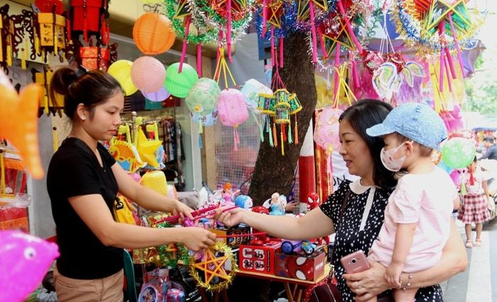 Đồ chơi dân gian, truyền thống như đèn ông sao, trống… được các bậc phụ huynh chọn mua cho con em mình