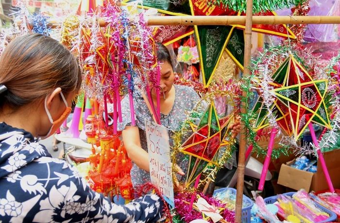 Điển hình trong các loại đồ chơi Trung thu truyền thống là đèn ông sao. Mặt hàng này vẫn được hỏi mua nhiều, giá giao động từ 10 nghìn đồng đến 100 nghìn đồng tùy kích cỡ lớn nhỏ.