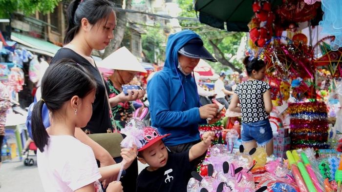 Nhiều em nhỏ thích thú khi được đi chơi Trung thu sớm