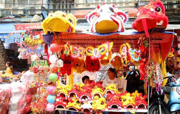 Mặt hàng đầu lân, sư tử được làm chủ yếu bằng giấy với các chi tiết tỉ mỉ, cầu kỳ, có lắp đèn để tạo ánh sáng cho bộ phận mắt, có loại được thiết kế thêm phần thân. Giá bán phổ biến là 180.000-250.000 đồng/chiếc, loại đặc biệt giá lên đến 500.000-700.000 đồng.