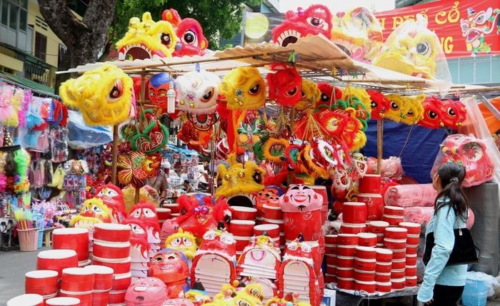 Khác với những năm trước khi các loại đèn lồng, đồ chơi Trung Quốc gần như chiếm lĩnh thị trường, năm nay đồ chơi nội "lên ngôi", các loại mặt nạ giấy bồi, trống, các loại đèn lồng mang đủ màu sắc trưng bày.