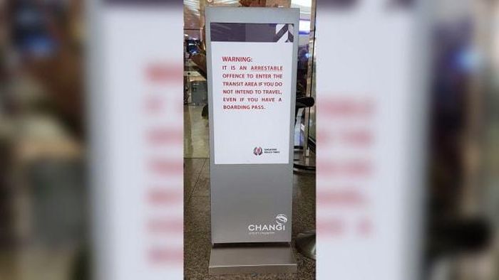 Biển ghi khuyến cáo của cảnh sát được đặt tại sân bay, cảnh báo người dân không nên sử dụng sai mục đích vé máy bay của mình.