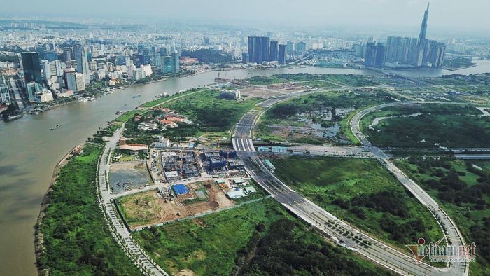 Khu đô thị mới Thủ Thiêm hiện còn dang dở vì sự khiếu kiện kéo dài của người dân