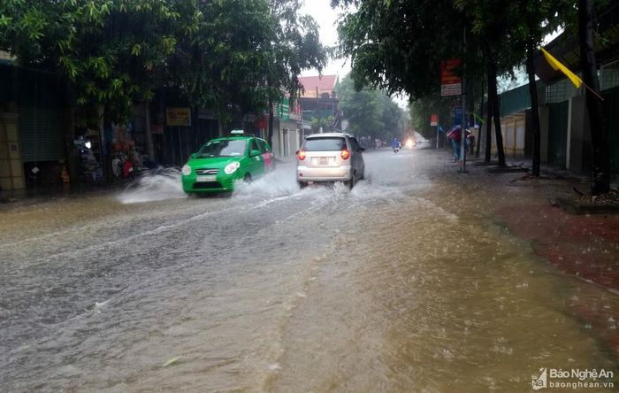 Đường Tôn Thất Tùng, trước cổng BV Sản Nhi Nghệ An cũng ngập băng. Ảnh: Quang An