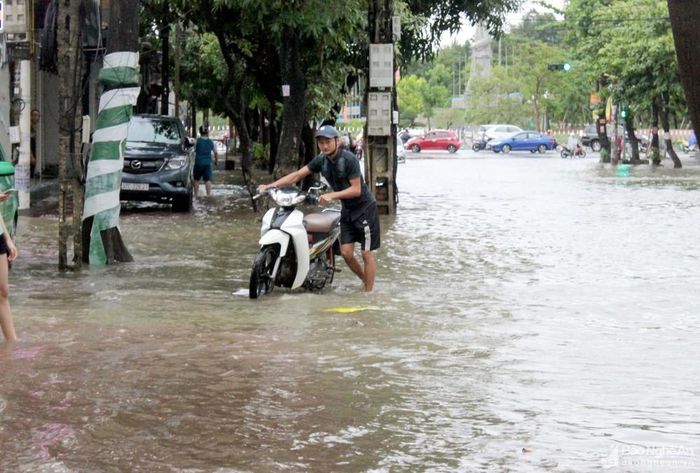 Một số xe đã bị chết máy buộc phải dắt bộ. Ảnh: Lâm Tùng