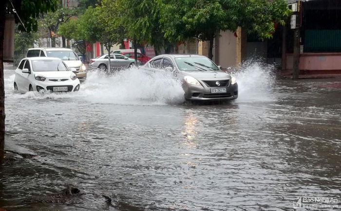 Đường Phong Định Cảng là một trong những tuyến thường xuyên bị ngập lụt, trong sáng nay, mưa đã ngập hầu hết tuyến đường, nhất là đoạn từ ngã tư giao với An Dương Vương đến ngã tư giao với đường Nguyễn Viết Xuân. Ảnh: Quang An