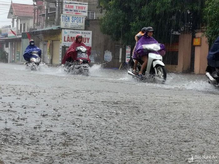 Tuyến đường Nguyễn Duy Trinh bị ngập nặng, người dân phải đi với tốc độ chậm. Ảnh: Lâm Tùng