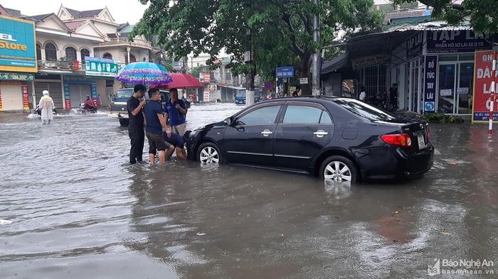 Một chiếc xe ô tô bị chết máy tại đầu đường Đặng Thái Thân. Ảnh: Thành Cường