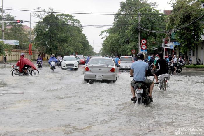 Nút giao Nguyễn Văn Cừ và Lê Hồng Phong là một trong những điểm ngập nặng nhất và thường xuyên bị ách tắc. Ảnh: Quang An