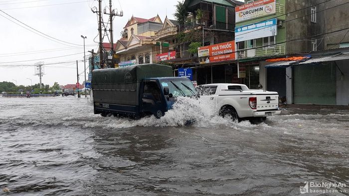 Tuyến đường Trần Hưng Đạo bị ngập nặng, mực nước lút cả bánh xe nhưng rút rất chậm. Ảnh: Thành Cường
