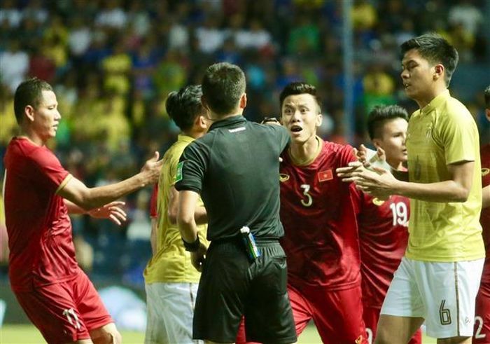 Những cuộc đối đầu giữa đội tuyển Thái Lan và Việt Nam luôn diễn ra rất quyết liệt và căng thẳng. Ảnh: TTXVN.
