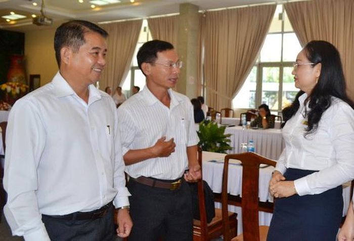 Đồng chí Thái Bảo, Trưởng ban Tuyên giáo Tỉnh ủy (bên trái) và lãnh đạo Bưu điện tỉnh cùng các cấp ủy trực thuộc tỉnh bàn cách đưa báo Đảng đến tay độc giả nhanh nhất
