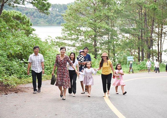 Khu du lịch sinh thái tâm linh Biển Hồ hút khách dù thời tiết không mấy thuận lợi. Ảnh: Trần Dung