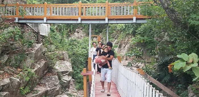 Nhiều du khách đến Khu du lịch sinh thái Suối Đá 2 (thị xã Ayun Pa) vui chơi trong dịp lễ 2-9. Ảnh: Chí Hào