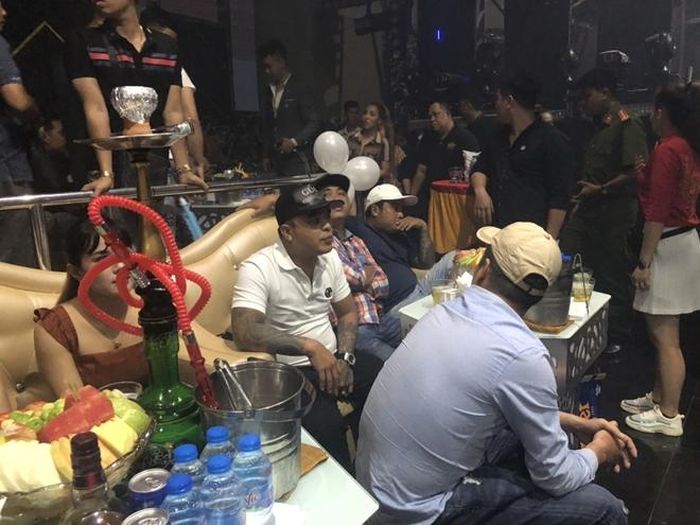 Cả trăm "dân bay" trong bar thời điểm kiểm tra