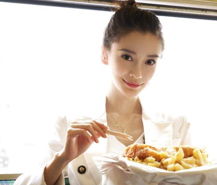 Angelababy là nghệ sĩ có sức hút tại Trung Quốc. Cô cũng tự tin tham gia các sự kiện quốc tế nhờ khả năng nói tiếng Anh lưu loát.