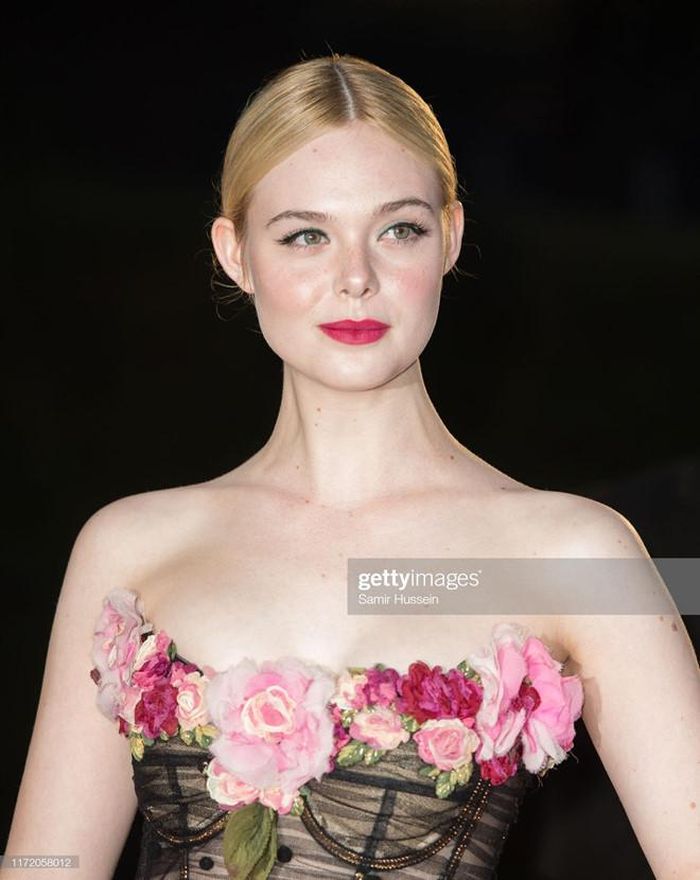 Elle Fanning diện đầm kết hoa lộng lẫy như công chúa. Thiết kế tôn làn da trắng và đôi môi đỏ quyến rũ của nữ diễn viên trẻ. Sắp tới, khán giả sẽ gặp lại Fanning trong phần 2 của Maleficent, đóng cùng Angelina Jolie.