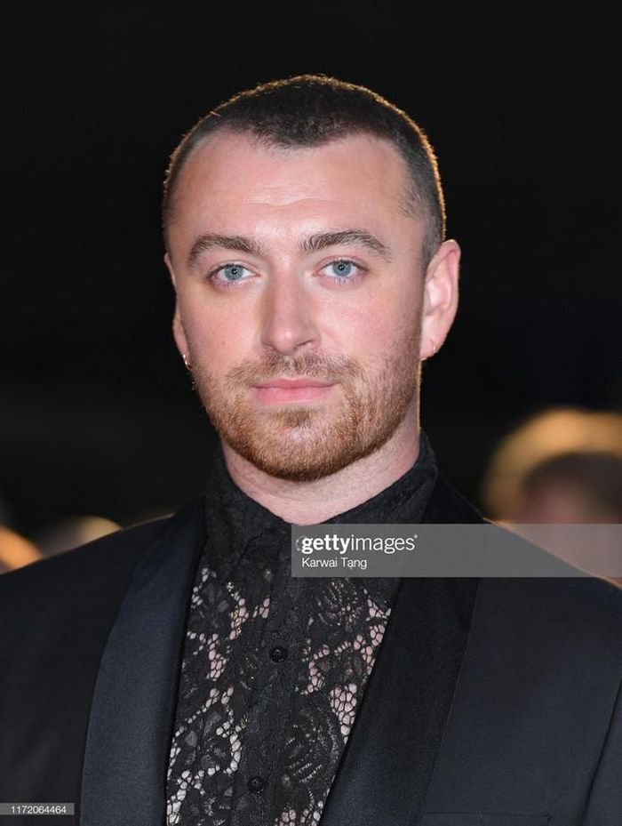 Ca sĩ Sam Smith gây chú ý khi mang giày có phần đế khá cao. Anh nổi tiếng thích ăn mặc nữ tính, tạo dáng khêu gợi trước đám đông.