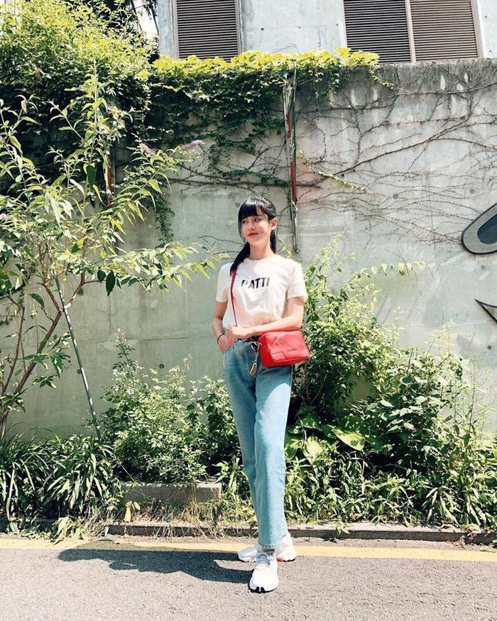 "Chưa đánh đã khai", công ty của Oh Yeon Seo mới đây lên tiếng đòi kiện Goo Hye Sun vì tội phỉ báng, dù không bị gọi đích danh. Sự việc bị đẩy lên cao trào khiến mọi thông tin liên quan đến "nàng tiểu tam" đều thu hút nhiều sự quan tâm. Dân mạng liên tục "lùng sục" hình ảnh của nữ diễn viên và nhận xét cô ở đời thường rất biết cách diện đồ. Ảnh: @Ohvely22. 