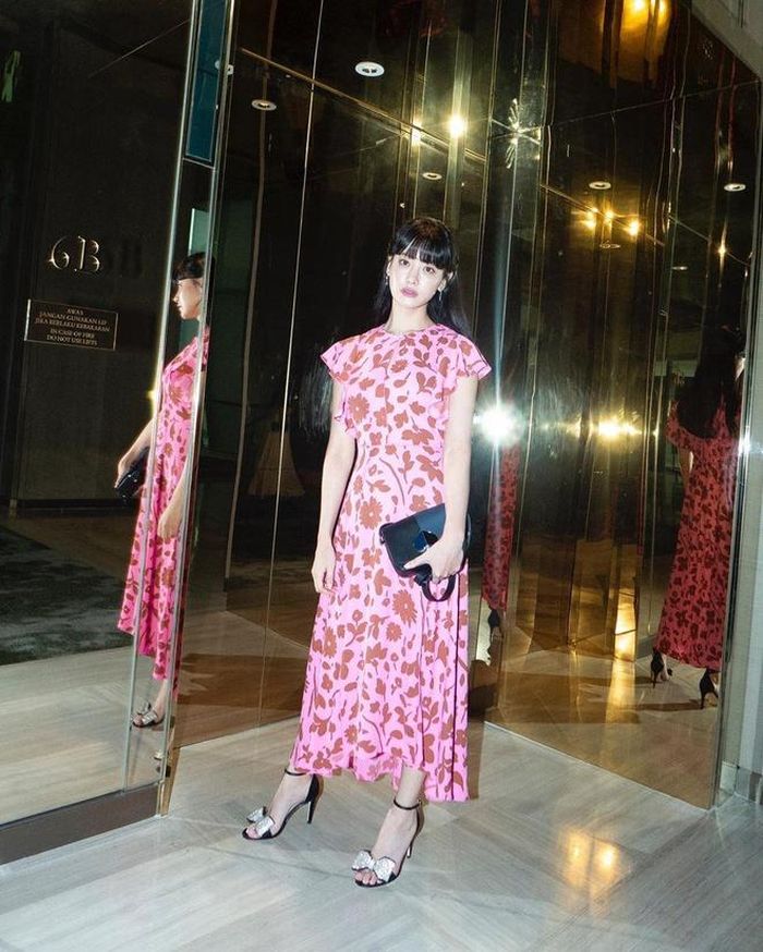 Oh Yeon Seo chưa bao giờ gò bò trong thời trang. Outfit của cô khá đa sắc màu, thậm chí có cả những màu "khó nhằn" như tím, hồng, đỏ. Ảnh @Ohvely22. 