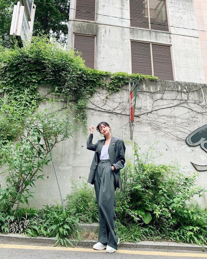 Có thể thấy phong cách đời thường và trên phim của Oh Yeon Seo hoàn toàn khác nhau. Nữ diễn viên thường xuất hiện bên những bộ đồ thỏa mái nhưng vẫn thời thượng. Cô ưa chuộng mốt oversized với các mix đồ mới mẻ. Ảnh: @Ohvely22. 