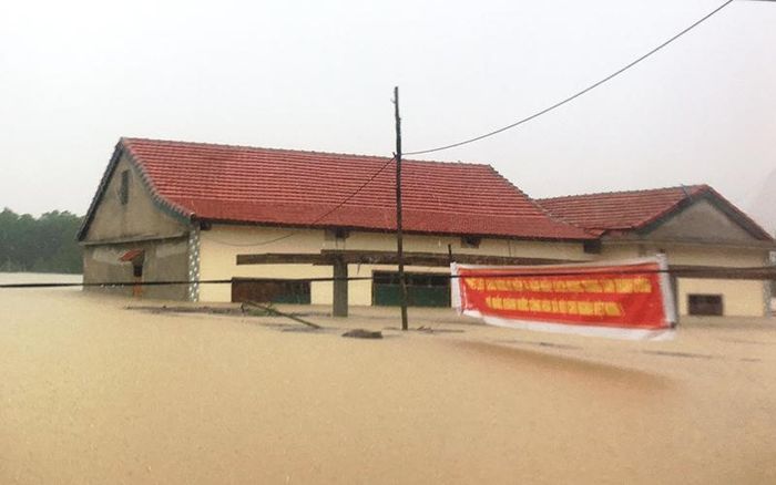 Nhiều ngôi nhà mới xây vững chãi cũng chìm trong biển nước.