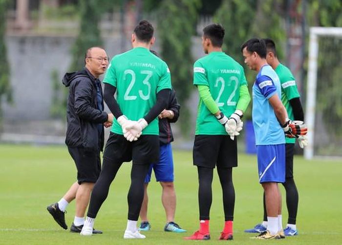 Ông có cuộc trao đổi với trợ lý Minh Quang và các thủ môn