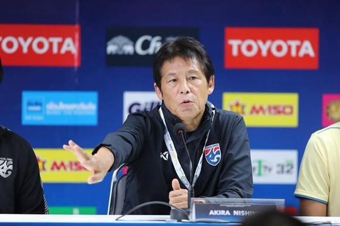Ông Akira Nishino sau đó phải phân trần về sự căng thẳng của nước chủ nhà. Ảnh: DŨNG PHƯƠNG