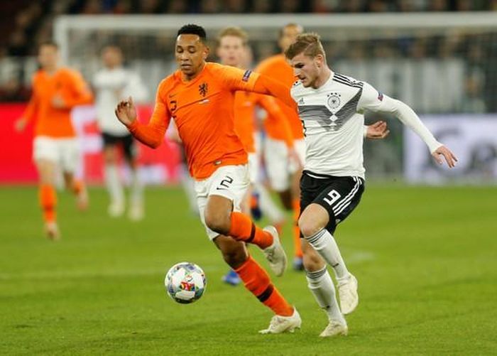 Timo Werner (phải, tuyển Đức) sẽ săn bàn trước đối thủ da cam.