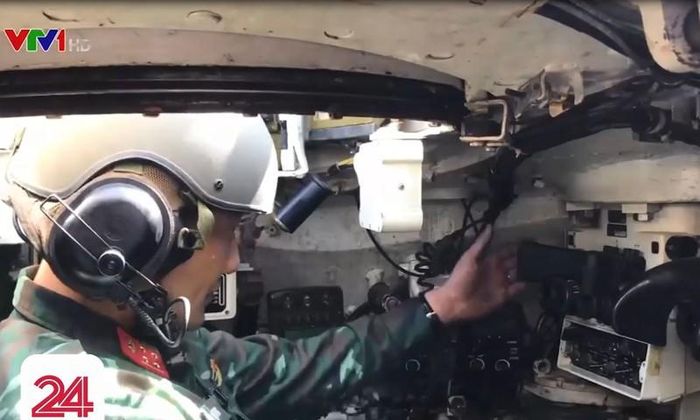 Hệ thống kiểm soát hỏa lực TIFCS-3BU bao gồm kính ngắm ảnh nhiệt ngày và đêm, có thể giúp kíp chiến đấu xác định được mục tiêu trong đêm tối một cách dễ dàng và khai hỏa chính xác. Nguồn ảnh: VTV.