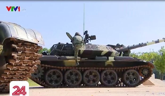Ngoài các hệ thống kiểm soát hỏa lực, xe tăng T-54M còn tăng cường sức mạnh trên chiến trường với việc được trang bị thêm hệ thống giáp tiên tiến và hiện đại. Nguồn ảnh: VTV.