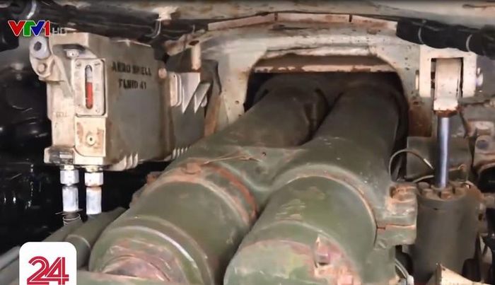 Thêm vào đó, khả năng ổn định kính ngắm cũng cho phép T-54M khai hỏa chính xác khi vừa bắn vừa di chuyển. Ngoài hệ thống đo xa, sản phẩm này cũng bao gồm cả các cảm biến tinh vi nhằm tăng cường hiệu quả tiêu diệt mục tiêu khi bắn ở chế độ tự động. Nguồn ảnh: VTV.
