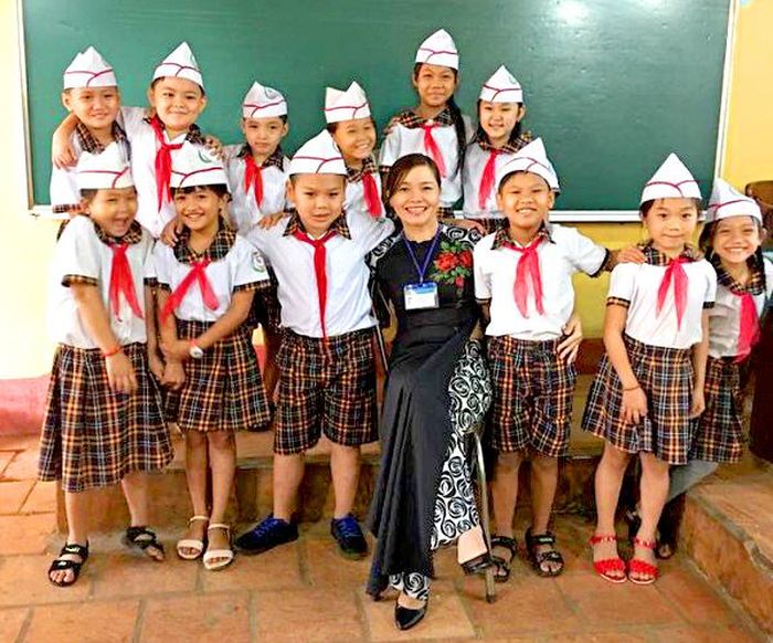 Cô giáo Nguyễn Thị Thảo - giáo viên trường Tiểu học Bù Nho – huyện Phù Riềng – tỉnh Bình Phước cùng học trò của mình. Ảnh NVCC.