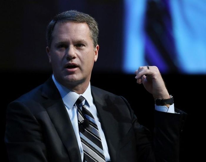  Doug McMillon, Chủ tịch kiêm Giám đốc điều hành của Walmart Inc. Corporation, tuyên bố gã khổng lồ bán lẻ này sẽ chấm dứt việc bán một số loại đạn sau vụ xả súng chết người vào tháng trước tại một cửa hàng ở Texas