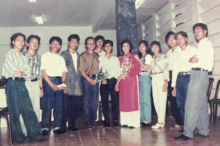 MC Đại Nghĩa đăng tải một bức hình cũ cách đây nhiều năm và chia sẻ: “Năm 16 tuổi, hạnh phúc vỡ òa khi được là học viên của Câu lạc bộ Nghệ thuật diễn xuất điện ảnh Tân Sơn Nhất. Một thuở ngây thơ khờ khạo nhưng với ước mơ cháy bỏng và quyết tâm để được sống với đam mê. Một thằng bé chẳng có gì nổi trội với quần Tây đen, sơ mi trắng đi đôi dép lẹp kẹp và cái túi vải rút dây đeo ngang vai. Một thằng bé từng bị từ chối ở một vài nơi mà nó muốn được tham gia. Cuối cùng thì cũng có nơi dung nạp để ước mơ chắp cánh”. Anh cũng không quên cảm ơn đến những người thầy, người cô và những người làm nghệ thuật đã giúp anh chạm tay đến ước mơ. 