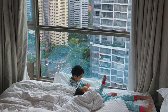 Tăng Thanh Hà khoe ảnh hai nhóc tỳ đáng yêu lên trang cá nhân và chú thích: “Nắng của mẹ”. Nhiều người hâm mộ tò mò với gương mặt của hai bé khi cô vẫn chưa công khai hình ảnh cận mặt của con dù đã gần 7 năm kết hôn.