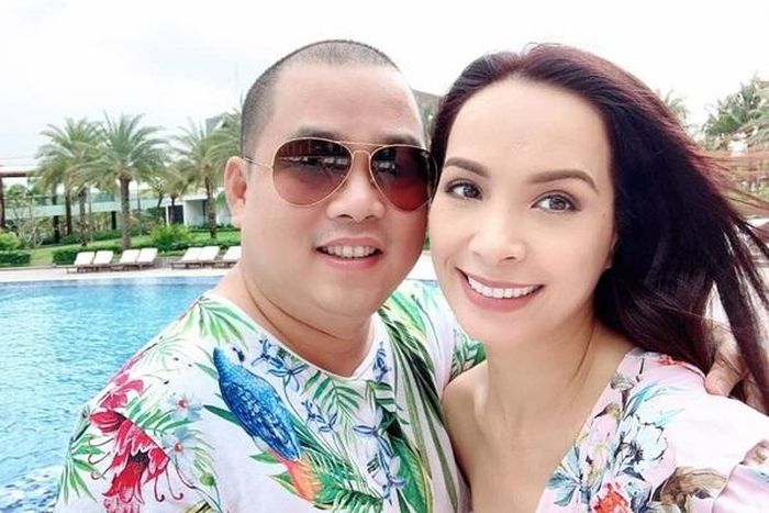 Thúy Hạnh đăng hình cùng chồng là nhạc sĩ Minh Khang và viết chú thích: “Đôi bạn cùng tiến đã 13 năm”. 