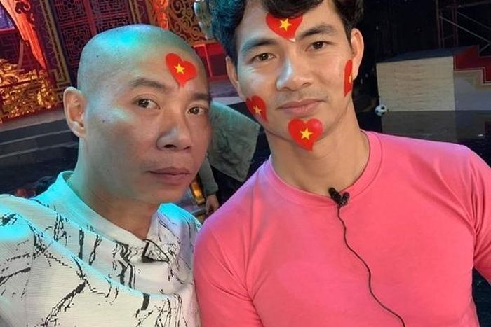 Xuân Bắc chụp hình cùng Công Lý với các biểu tượng cờ đỏ sao vàng trên mặt. Xuân Bắc hài hước viết: “Anh em tôi thế này được chưa hả các cụ. Tinh thần 2/9 còn mãi dư âm”. Công Lý cũng gây chú ý với hình ảnh xuống tóc sau khi được phong tặng Nghệ sĩ nhân dân ở tuổi 45.