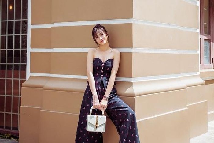 Đông Nhi đăng ảnh nhẹ nhàng xuống phố và hài hước viết: “Mọi người nghỉ lễ rồi bây giờ đến Nhi nghỉ, đi trà chanh tắm nắng tí nhé”. 